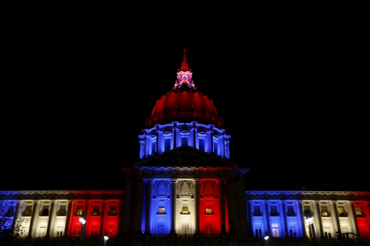 إضاءة مبانٍ في العالم بألوان العلم الفرنسي تضامنًا مع باريس